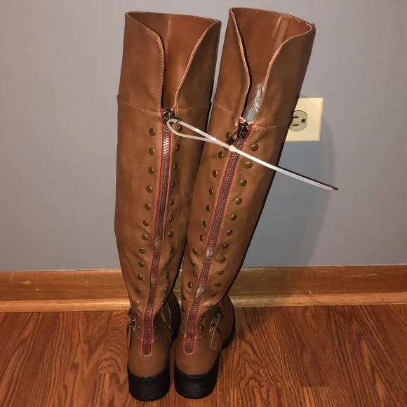 BRAND NEW WOMAN’S BROWN BOOTS SIZE 6! NWT! BACK ZIP STUD FLAT SMOKE FREE HOME! - Picture 3 of 5